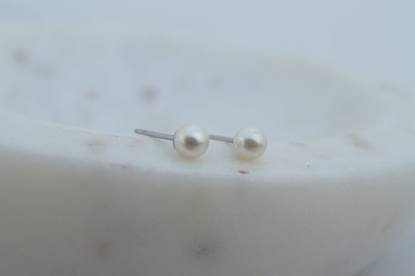 K2003 RETAIL EARRINGS 4mm Pearl (Medical Grade Stainless Steel)