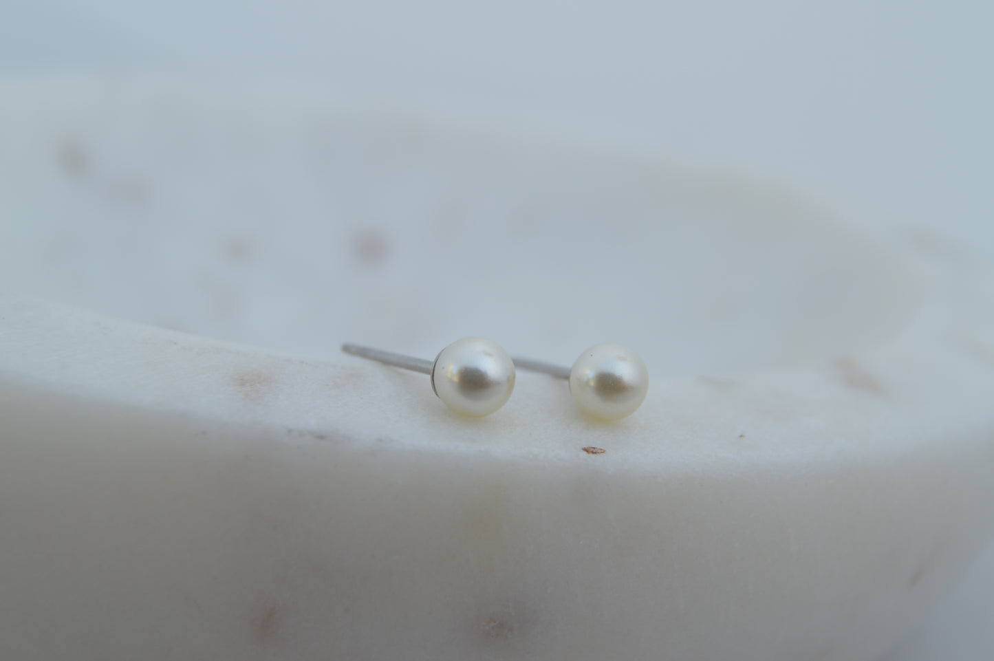 K2003 RETAIL EARRINGS 4mm Pearl (Medical Grade Stainless Steel)
