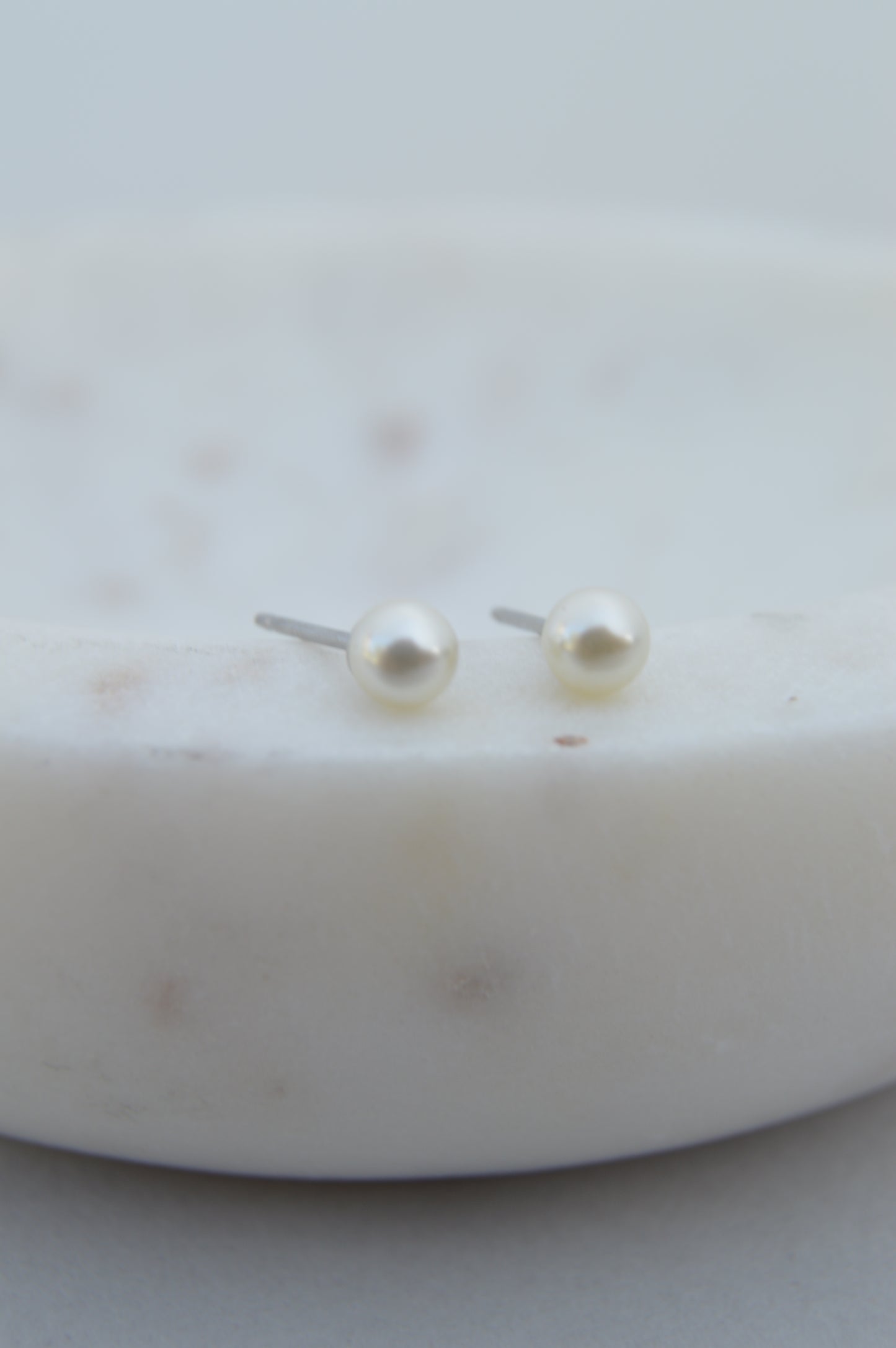 K2003 RETAIL EARRINGS 4mm Pearl (Medical Grade Stainless Steel)
