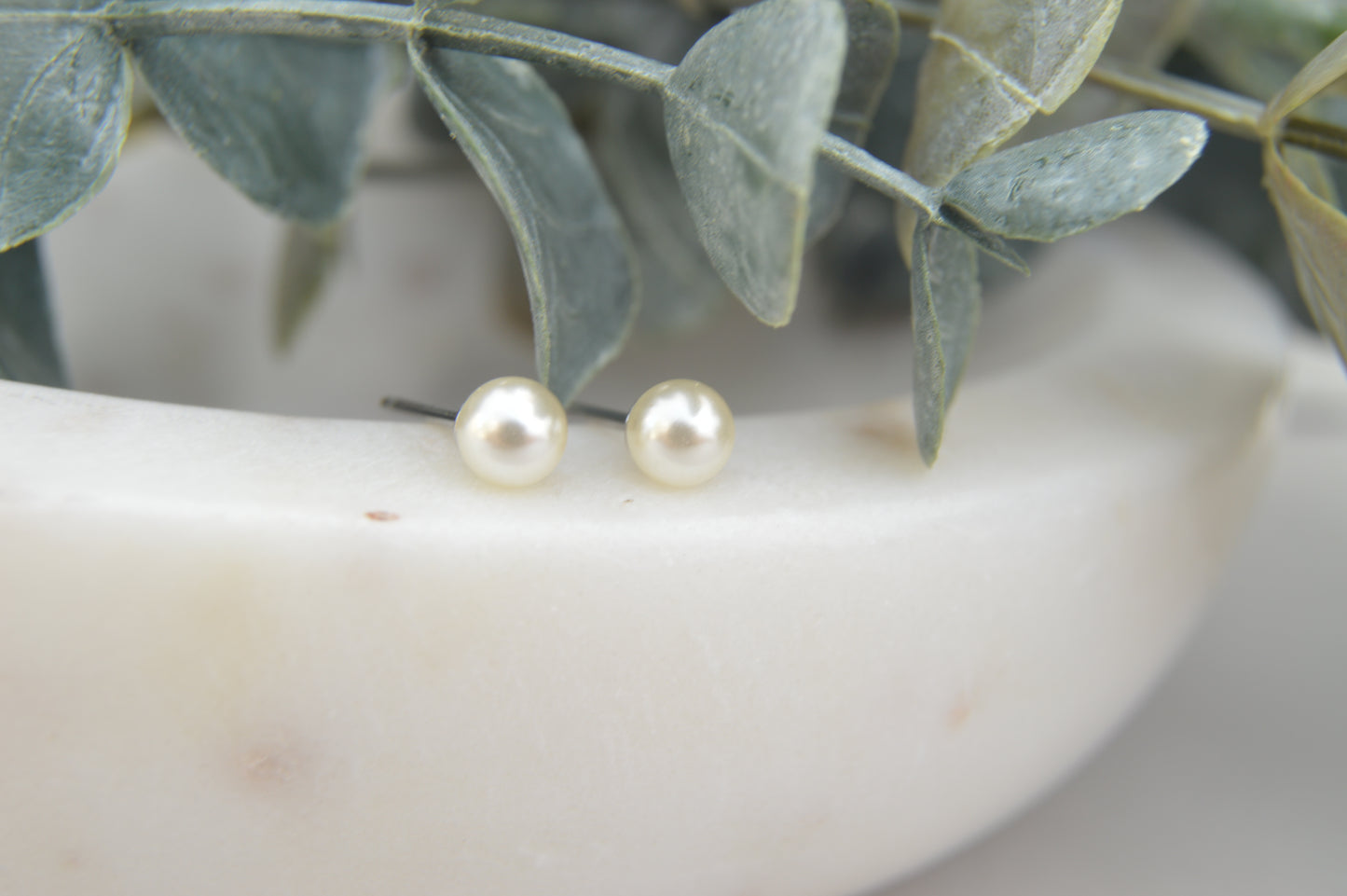 K2003 RETAIL EARRINGS 4mm Pearl (Medical Grade Stainless Steel)