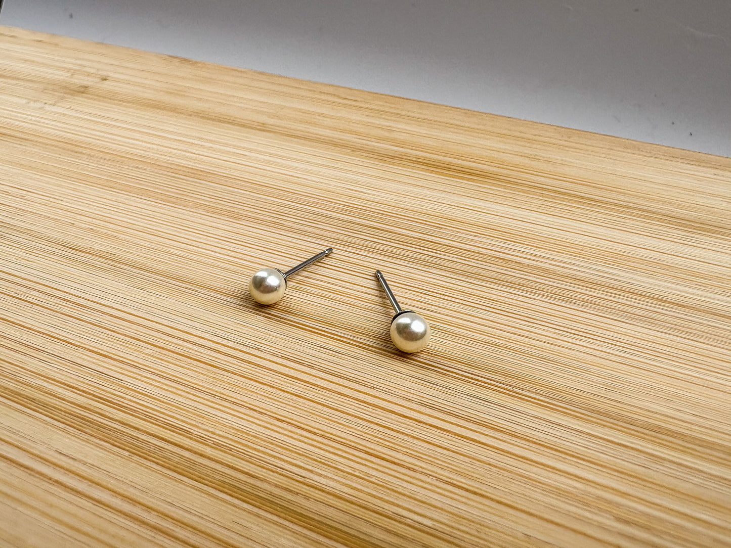 K2003 RETAIL EARRINGS 4mm Pearl (Medical Grade Stainless Steel)