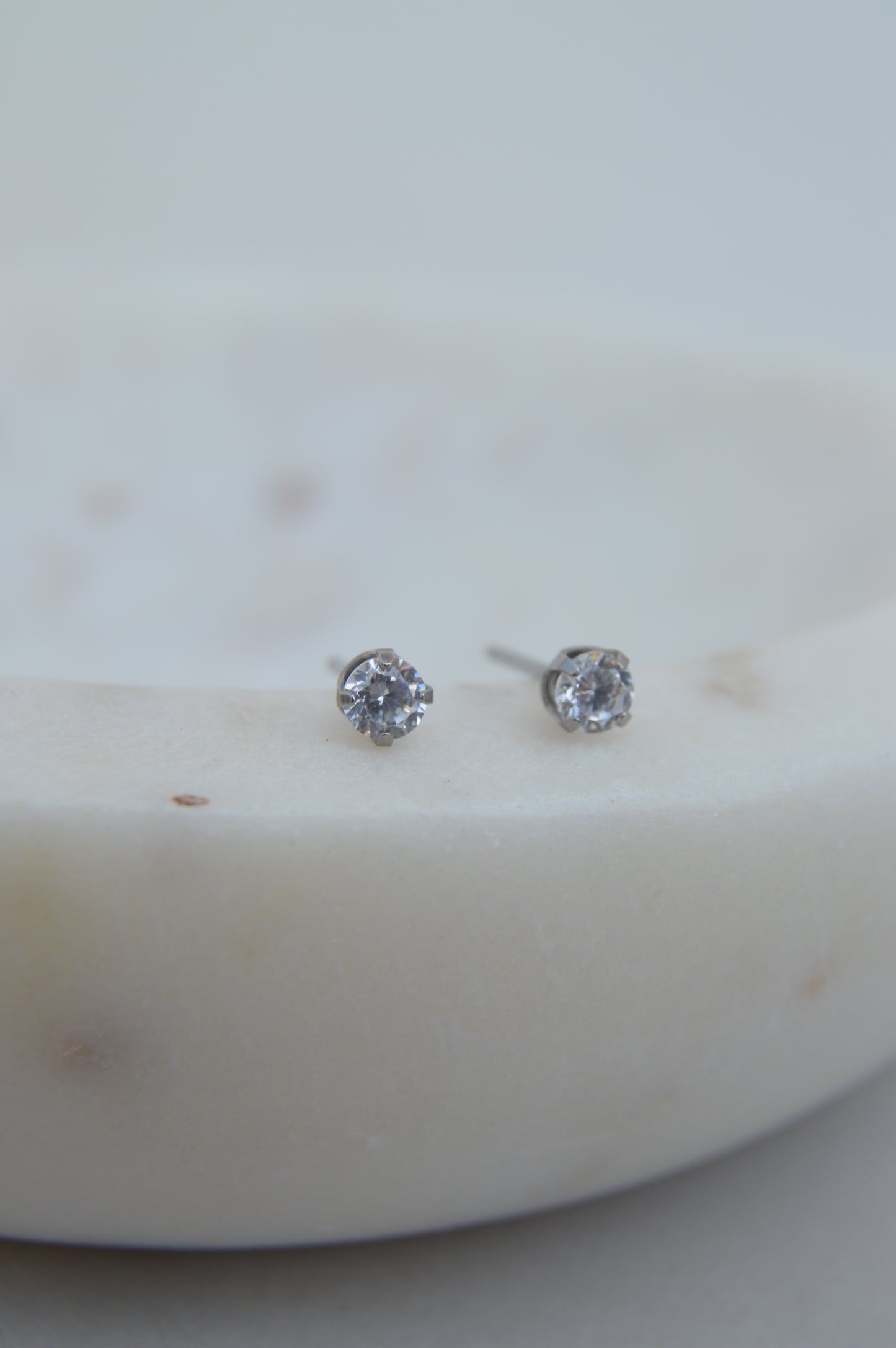 K2001 RETAIL EARRINGS 3mm Clear Crystal Prong (Medical Grade Stainless Steel)