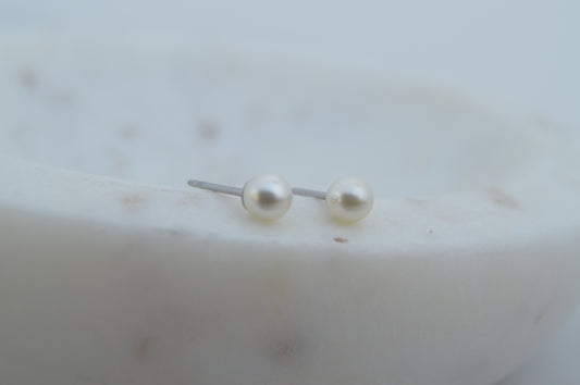 K2003 RETAIL EARRINGS 4mm Pearl (Medical Grade Stainless Steel)